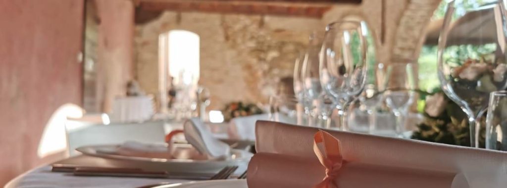 tavolo ristorante apparecchiato di lusso